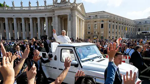 El Papa León XIV saluda a su llegada en el papamóvil en la Plaza de San Pedro. El Papa León XIV saluda a su llegada en el papamóvil en la Plaza de San Pedro.