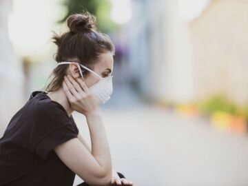 Una mujer con mascarilla