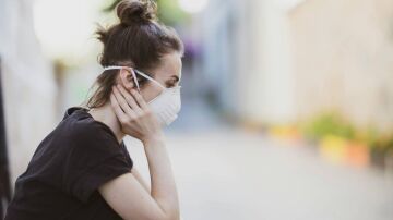 Una mujer con mascarilla