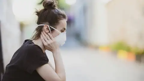 Una mujer con mascarilla Una mujer con mascarilla