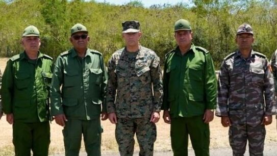 El comandante Francis L. Donovan con el general Roberto Legr&aacute; Sotolongo en Guant&aacute;namo