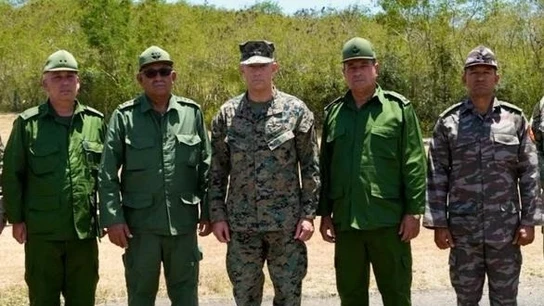 El comandante Francis L. Donovan con el general Roberto Legrá Sotolongo en Guantánamo El comandante Francis L. Donovan con el general Roberto Legrá Sotolongo en Guantánamo