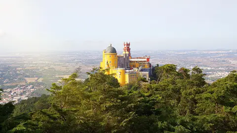 Panorámica de Sintra con el Palacio da Pena en el centro Panorámica de Sintra con el Palacio da Pena en el centro