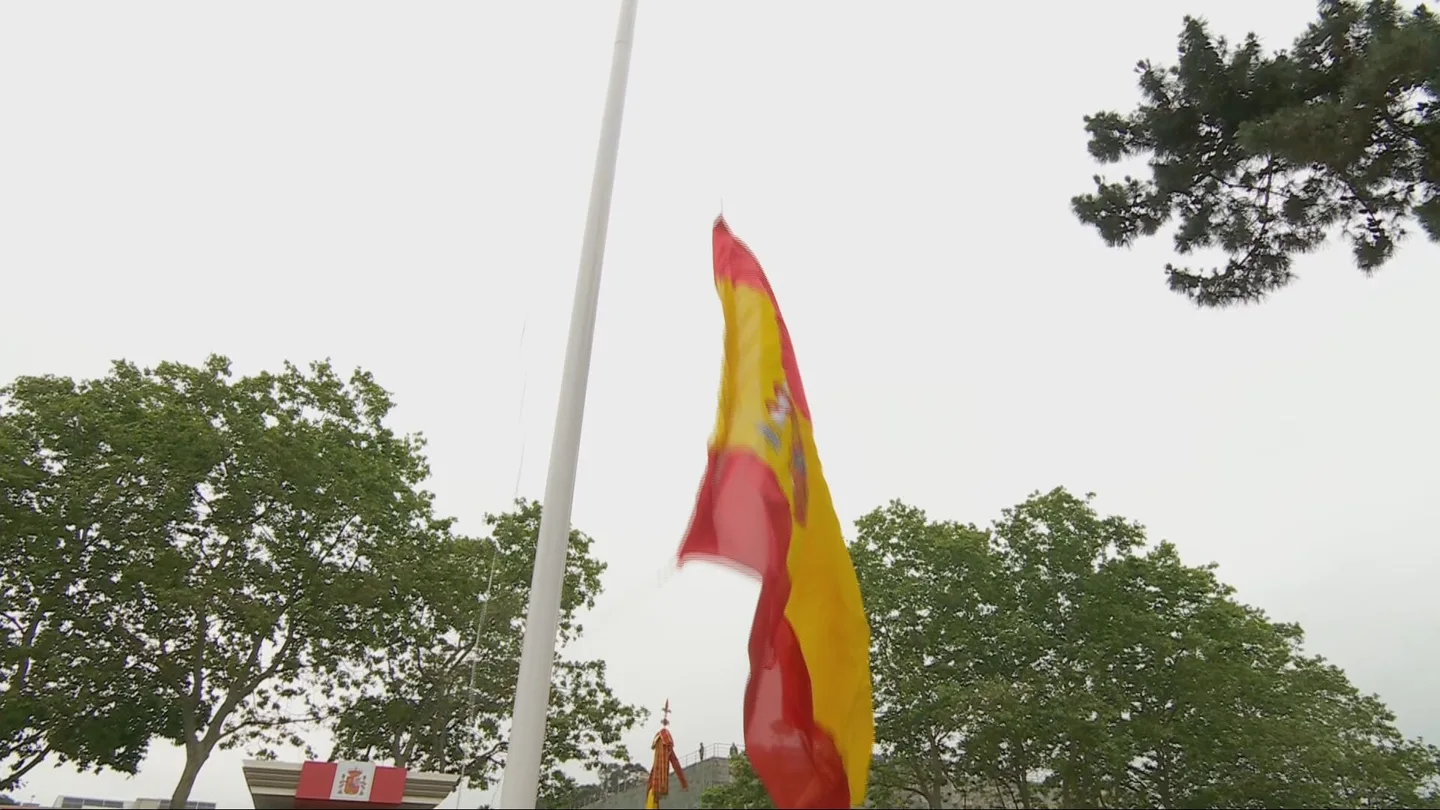 Momento de la caída de la bandera de España durante el desfile por el Día de las Fuerzas Armadas Momento de la caída de la bandera de España durante el desfile por el Día de las Fuerzas Armadas