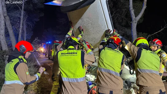 Imagen de los Bomberos retirando restos del vehículo accidentado en el Rallye de la Cerámica Imagen de los Bomberos retirando restos del vehículo accidentado en el Rallye de la Cerámica