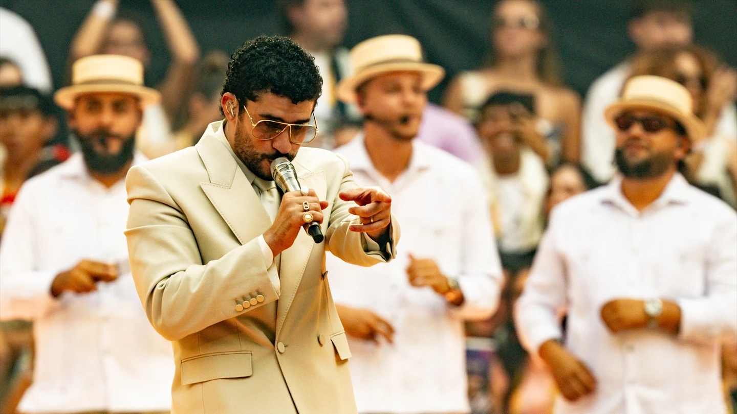 "Acho, Bad Bunny es otra cosa": el 'conejo malo' lleva el ritmo latino a Madrid y llena la Casita de caras conocidas "Acho, Bad Bunny es otra cosa": el 'conejo malo' lleva el ritmo latino a Madrid y llena la Casita de caras conocidas