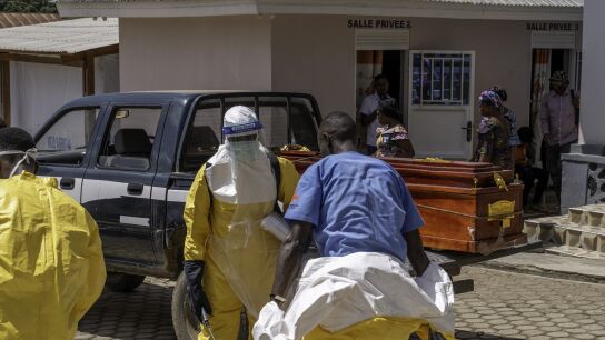 Un m&eacute;dico carga un ata&uacute;d en un coche en Rep&uacute;blica Democr&aacute;tica del Congo