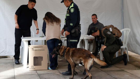 La Polic&iacute;a inspecciona el lugar donde vota Gustavo Petro