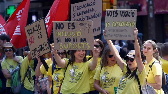 Decenas de profesores se concentran ante las puertas del departamento de Educación en Barcelona Decenas de profesores se concentran ante las puertas del departamento de Educación en Barcelona