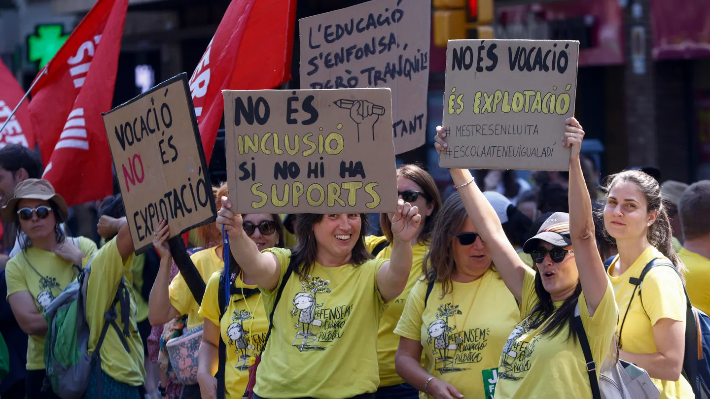 Decenas de profesores se concentran ante las puertas del departamento de Educación en Barcelona Decenas de profesores se concentran ante las puertas del departamento de Educación en Barcelona