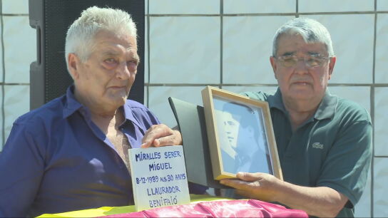 Varias personas recuperan los restos de sus seres queridos fusilados en el franquismo