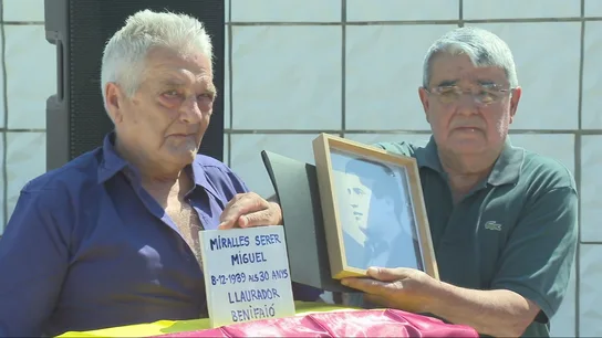 Varias personas recuperan los restos de sus seres queridos fusilados en el franquismo Varias personas recuperan los restos de sus seres queridos fusilados en el franquismo