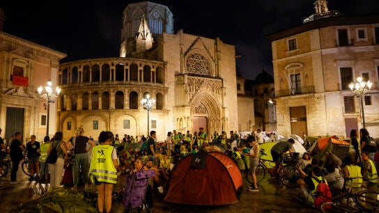 Alrededor de 200 docentes han iniciado la noche de este lunes una acampada en la plaza de la Virgen de Val&egrave;ncia