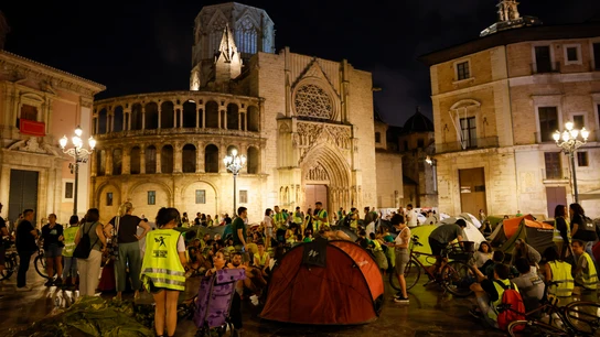 Alrededor de 200 docentes han iniciado la noche de este lunes una acampada en la plaza de la Virgen de València Alrededor de 200 docentes han iniciado la noche de este lunes una acampada en la plaza de la Virgen de València