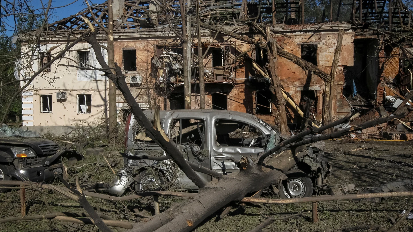 El lugar donde un dron y un misil rusos atacaron Ucrania, en la ciudad de Dnipro El lugar donde un dron y un misil rusos atacaron Ucrania, en la ciudad de Dnipro
