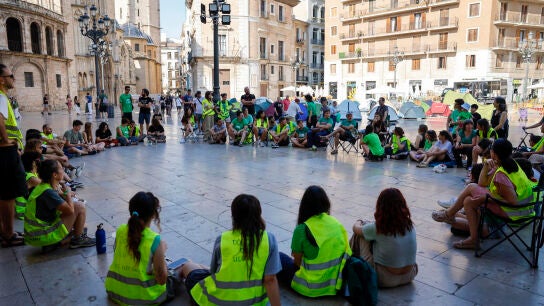 Los docentes inician una acampada en la plaza de la Virgen de Val&egrave;ncia