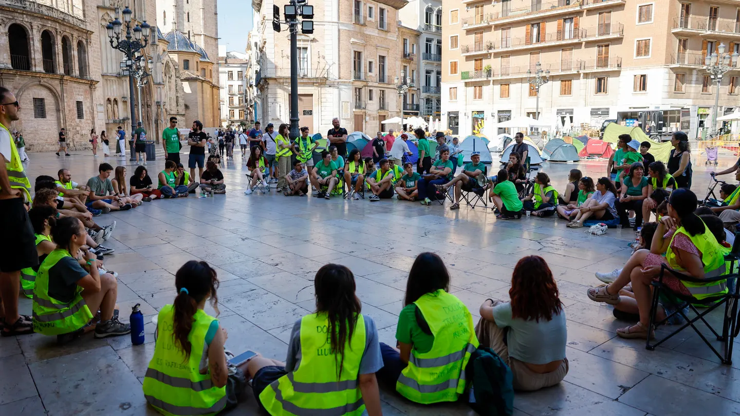 Los docentes inician una acampada en la plaza de la Virgen de València Los docentes inician una acampada en la plaza de la Virgen de València