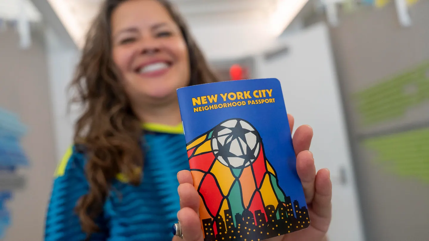 Fotografía que muestra el 'World Cup ‘26 NYC Neighborhood Passport' Fotografía que muestra el 'World Cup ‘26 NYC Neighborhood Passport'