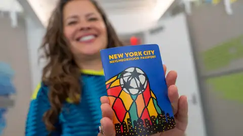 Fotografía que muestra el 'World Cup ‘26 NYC Neighborhood Passport' Fotografía que muestra el 'World Cup ‘26 NYC Neighborhood Passport'