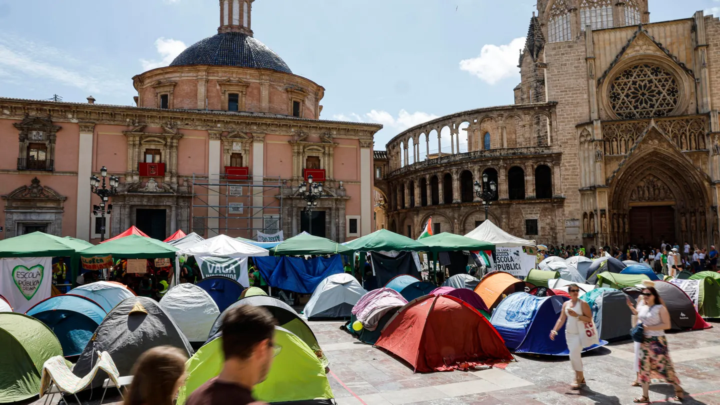 "Vamos a quedarnos aquí": los profesores de Valencia resisten tras 24 días de huelga y dos jornadas de acampada "Vamos a quedarnos aquí": los profesores de Valencia resisten tras 24 días de huelga y dos jornadas de acampada