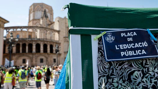 "Vamos a quedarnos aquí": los profesores de Valencia resisten tras 24 días de huelga y dos jornadas de acampada