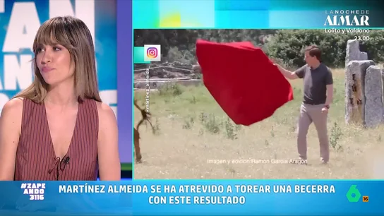 María Gómez, al ver a Martínez-Almeida torear una becerra: "Tranquilos, no había ningún balón cerca" El alcalde de Madrid se ha atrevido a torear y no ha dudado en subir un vídeo a sus redes sociales para mostrar el resultado. Descubre cómo se ha defendido con la muleta en el vídeo principal.
