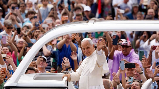 El papa Le&oacute;n XIV en el papam&oacute;vil