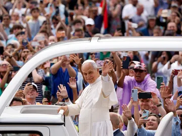 El papa León XIV en el papamóvil El papa León XIV en el papamóvil
