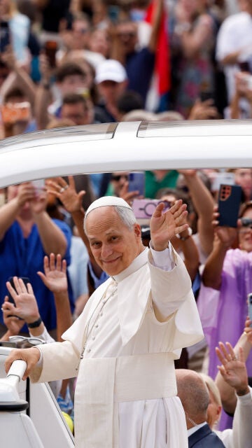 El papa Le&oacute;n XIV en el papam&oacute;vil