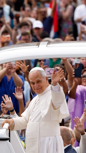 El papa León XIV en el papamóvil El papa León XIV en el papamóvil