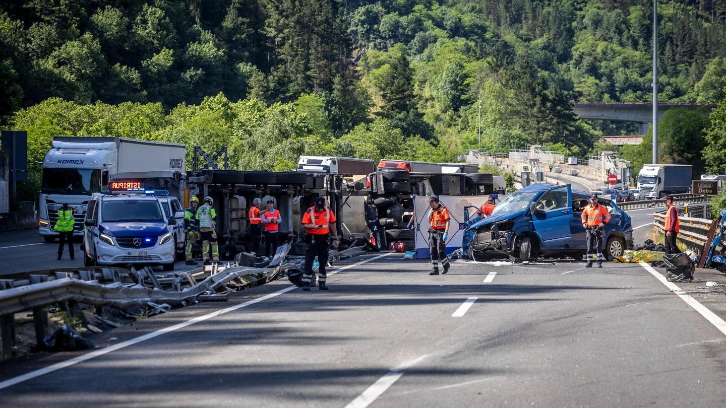 Mueren cinco policías forales al chocar su furgoneta contra un camión cisterna en Gipuzkoa Mueren cinco policías forales al chocar su furgoneta contra un camión cisterna en Gipuzkoa