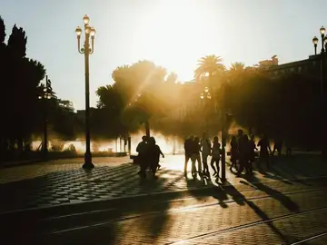 Gente paseando por la calle en un día de calor Gente paseando por la calle en un día de calor