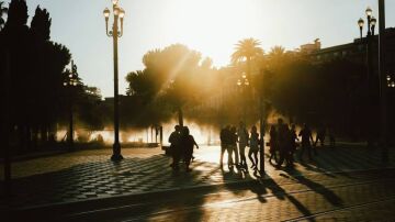 Gente paseando por la calle en un d&iacute;a de calor