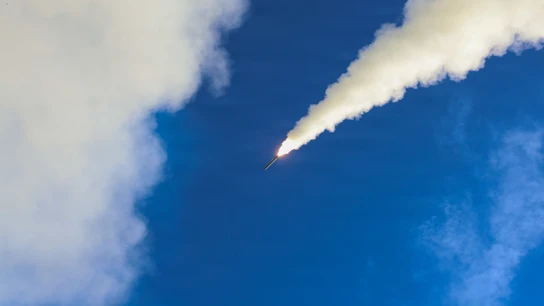 Un destructor de misiles lanza un misil de ataque terrestre en marzo de 2026 Un destructor de misiles lanza un misil de ataque terrestre en marzo de 2026