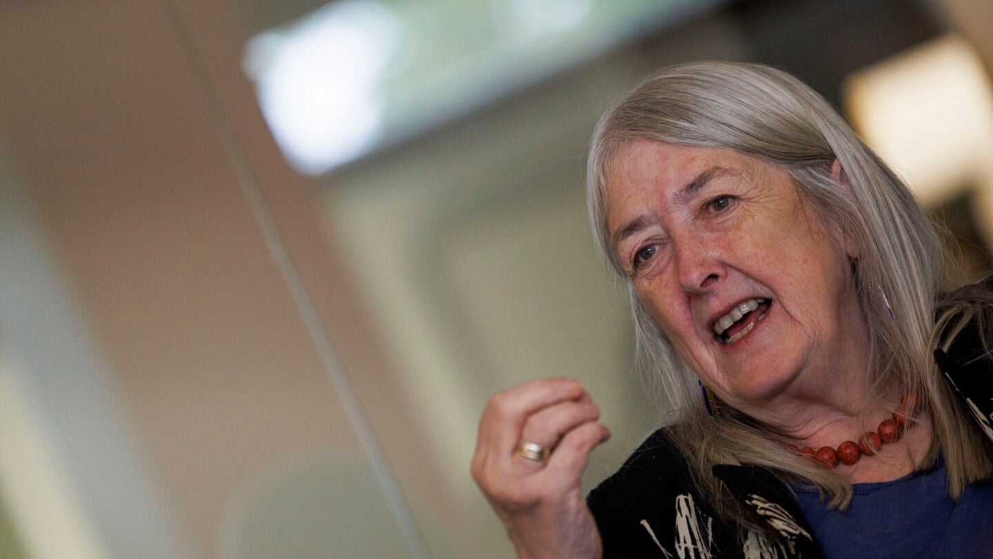 Mary Beard en una imagen promocional de uno de sus libros. 