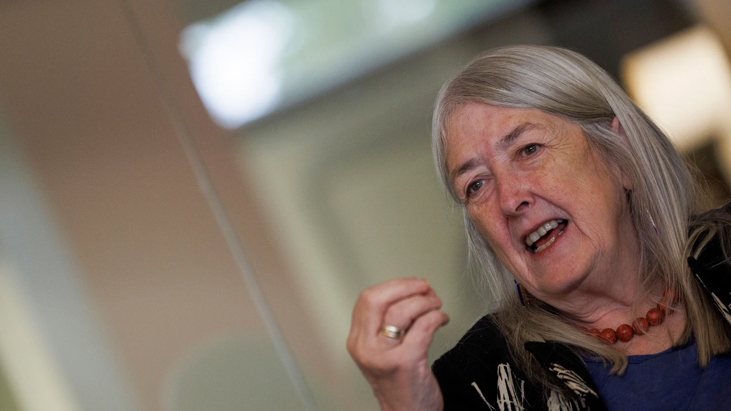 Mary Beard en una imagen promocional de uno de sus libros. Mary Beard en una imagen promocional de uno de sus libros.