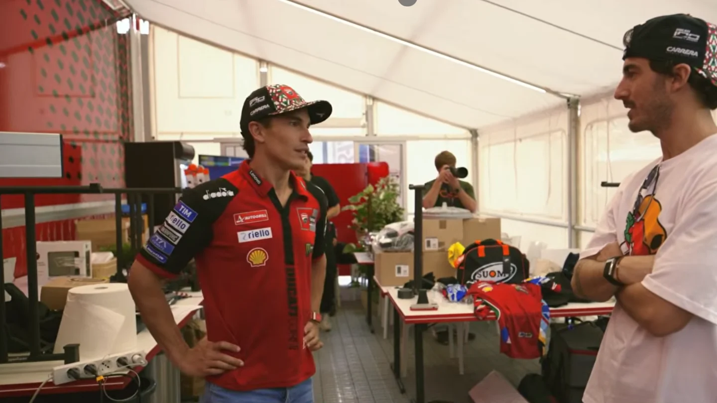 La explicación de Marc Márquez a Bagnaia tras su operación: "El hombro necesita más tiempo" La explicación de Marc Márquez a Bagnaia tras su operación: "El hombro necesita más tiempo"
