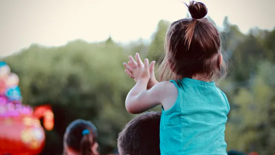 Una niña, a hombros de su padre Una niña, a hombros de su padre