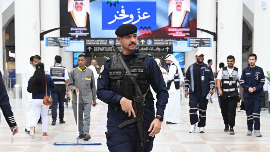 Un polic&iacute;a, en la terminal 1 del aeropuerto internacional de Kuwait el d&iacute;a 1 de junio de 2026