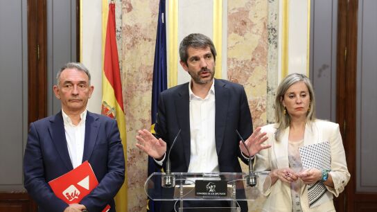 El ministro de Cultura, Ernest Urtasun; la portavoz del Grupo Parlamentario Plurinacional Sumar, Ver&oacute;nica Barbero, y el portavoz adjunto de Sumar, Enrique Santiago