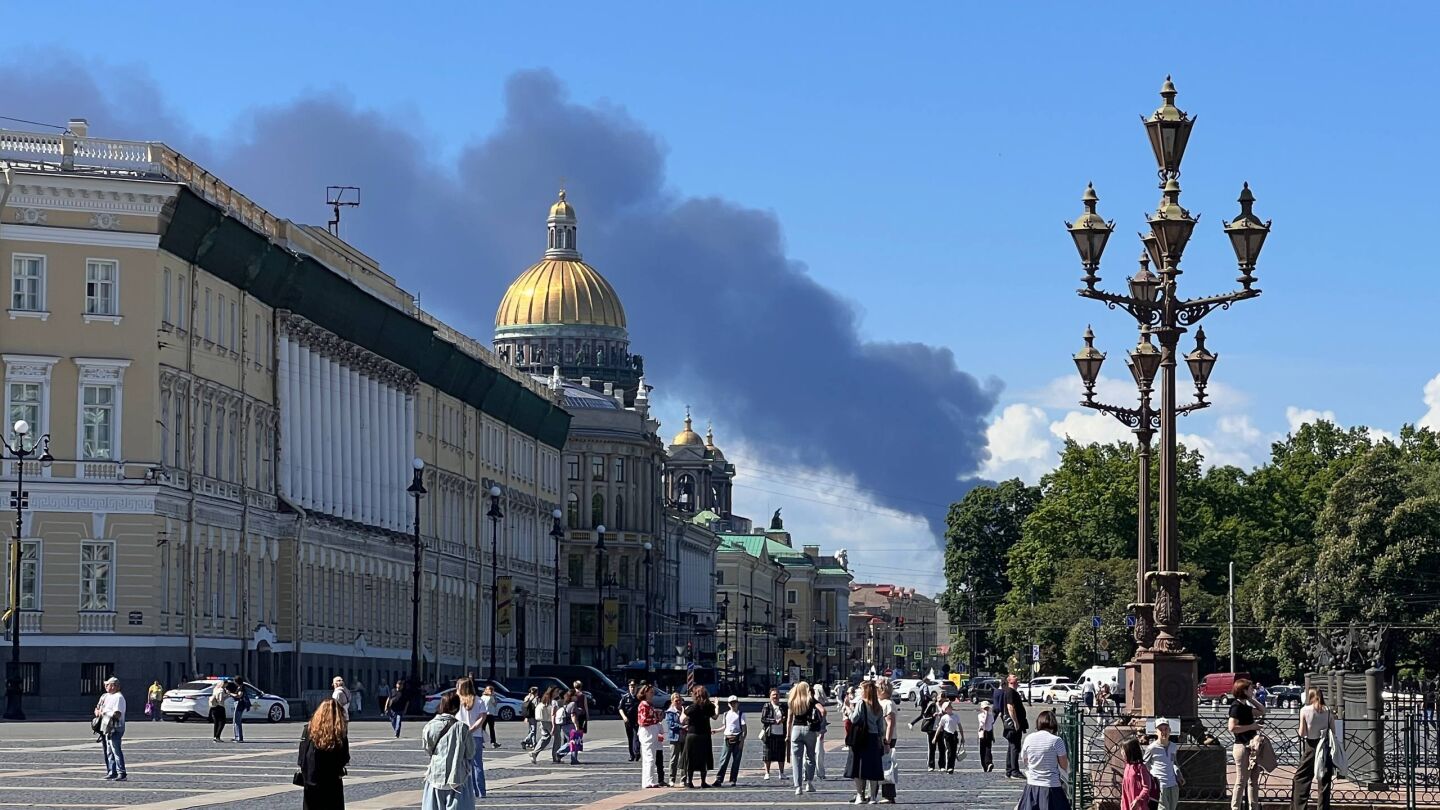 Una columna de humo negro sobre San Petersburgo (Rusia) después del ataque de Ucrania contra una terminal petrolera de la ciudad
