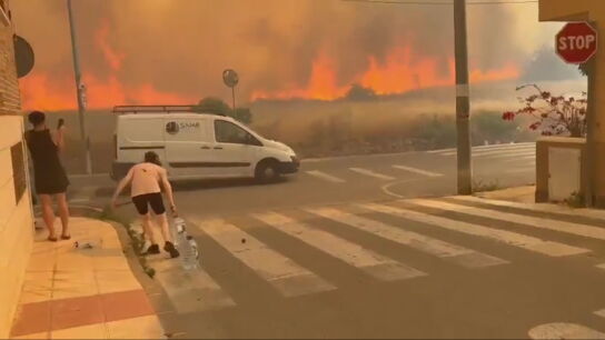Calma en Los Garres (Murcia) tras el miedo por el fuego que arrasa 170 hect&aacute;reas: "Las llamas estaban en la puerta de casa"