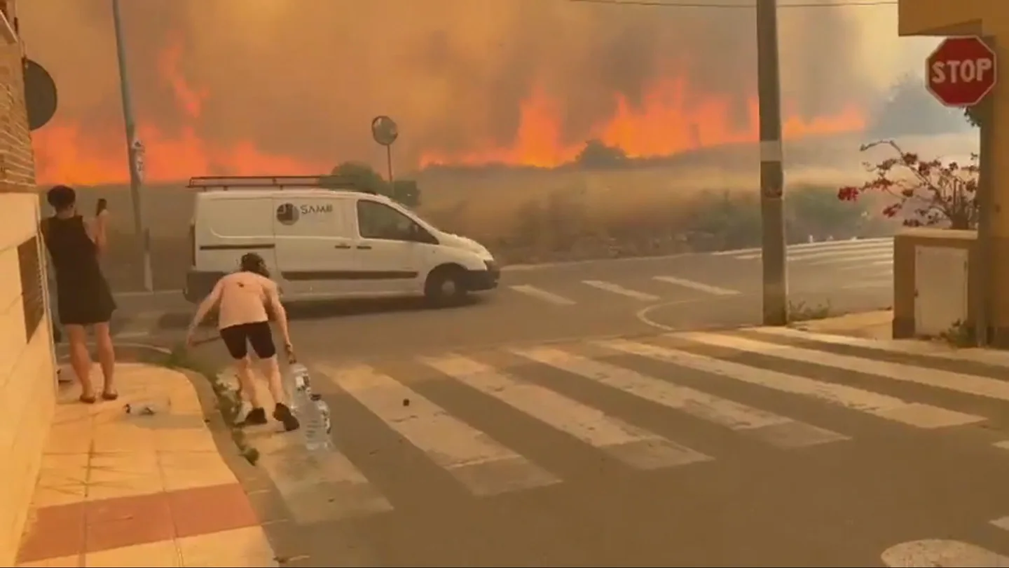 Calma en Los Garres (Murcia) tras el miedo por el fuego que arrasa 170 hectáreas: "Las llamas estaban en la puerta de casa" Calma en Los Garres (Murcia) tras el miedo por el fuego que arrasa 170 hectáreas: "Las llamas estaban en la puerta de casa"