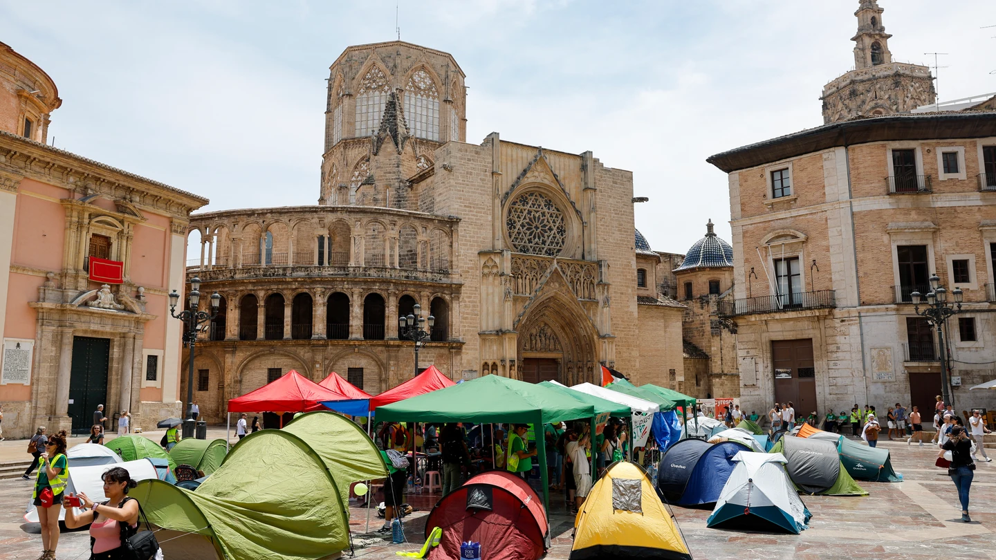 Vista general de la acampada de docentes en la plaza de la Virgen de València en el marco de la huelga indefinida del profesorado de la Comunitat Valenciana. Vista general de la acampada de docentes en la plaza de la Virgen de València en el marco de la huelga indefinida del profesorado de la Comunitat Valenciana.