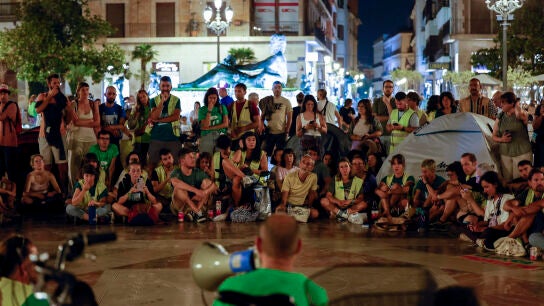 Segunda noche de acampada de los profesores en la Plaza de la Virgen de Valencia