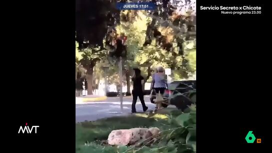 En Bola&ntilde;os de Calatrava, Ciudad Real, una joven apu&ntilde;alaba por la espalda a una desconocida de 63 a&ntilde;os. La v&iacute;ctima fue atendida con una herida de arma blanca y la agresora, que ha sido detenida, por cuestiones de salud mental.