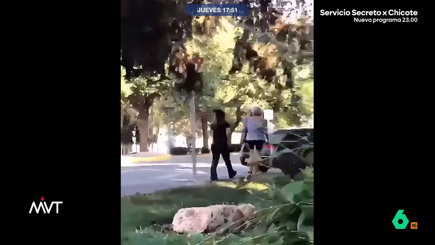 El momento en el que una mujer de 27 años apuñala a otra de 63 en Bolaños de Calatrava: tenía problemas de salud mental En Bolaños de Calatrava, Ciudad Real, una joven apuñalaba por la espalda a una desconocida de 63 años. La víctima fue atendida con una herida de arma blanca y la agresora, que ha sido detenida, por cuestiones de salud mental.