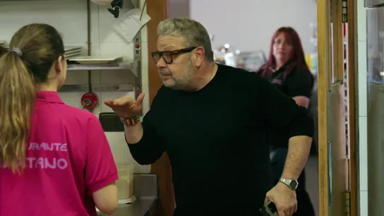 Chicote define la cocina del 'Lusitano' como "un pozo de mierda" y ordena cancelar el servicio: "Tira la tabla a tomar por culo" Chicote define la cocina del 'Lusitano' como "un pozo de mierda" y ordena cancelar el servicio: "Tira la tabla a tomar por culo"