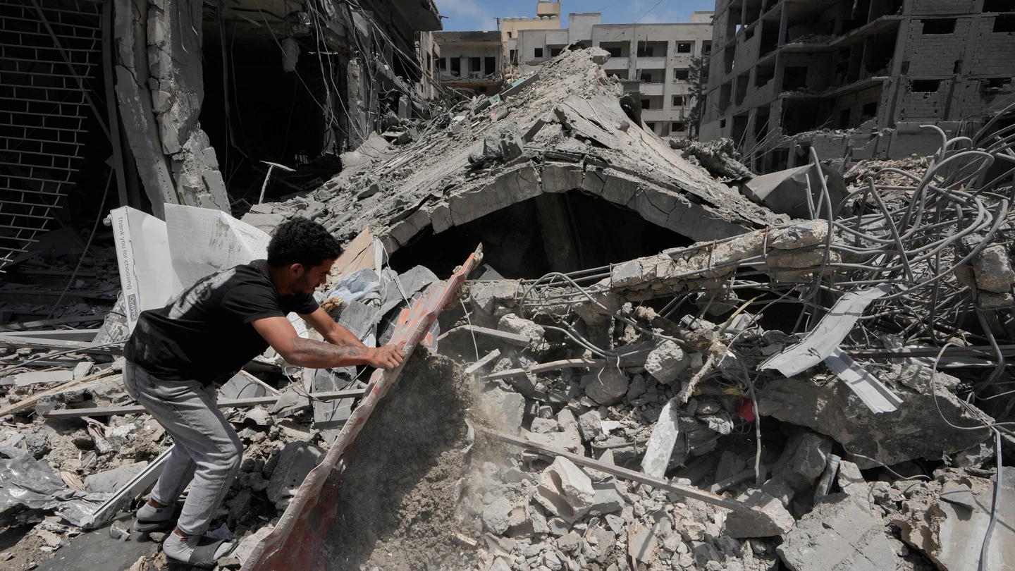 Un hombre retira escombros de un edificio alcanzado el lunes por un ataque aéreo israelí en la ciudad portuaria de Tiro, Líbano Un hombre retira escombros de un edificio alcanzado el lunes por un ataque aéreo israelí en la ciudad portuaria de Tiro, Líbano