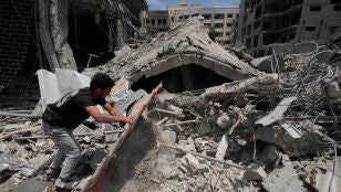 Un hombre retira escombros de un edificio alcanzado el lunes por un ataque a&eacute;reo israel&iacute; en la ciudad portuaria de Tiro, L&iacute;bano
